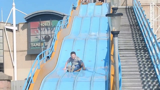 Giant Bumpy Slide At Codonas Aberdeen смотреть онлайн