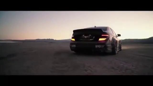 Mercedes C63 дрифт на песке смотреть онлайн