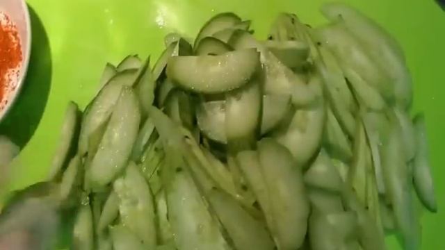 Ю.Корея 134 Салат из огурцов и лука одноцветкового (오이 달래 무침) смотреть онлайн