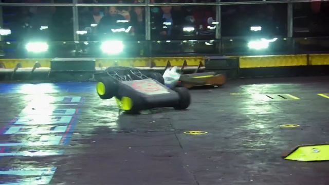 YOU WON'T BELIEVE HOW THIS FIGHT ENDS! | Hypershock vs Breaker Box | BattleBots смотреть онлайн