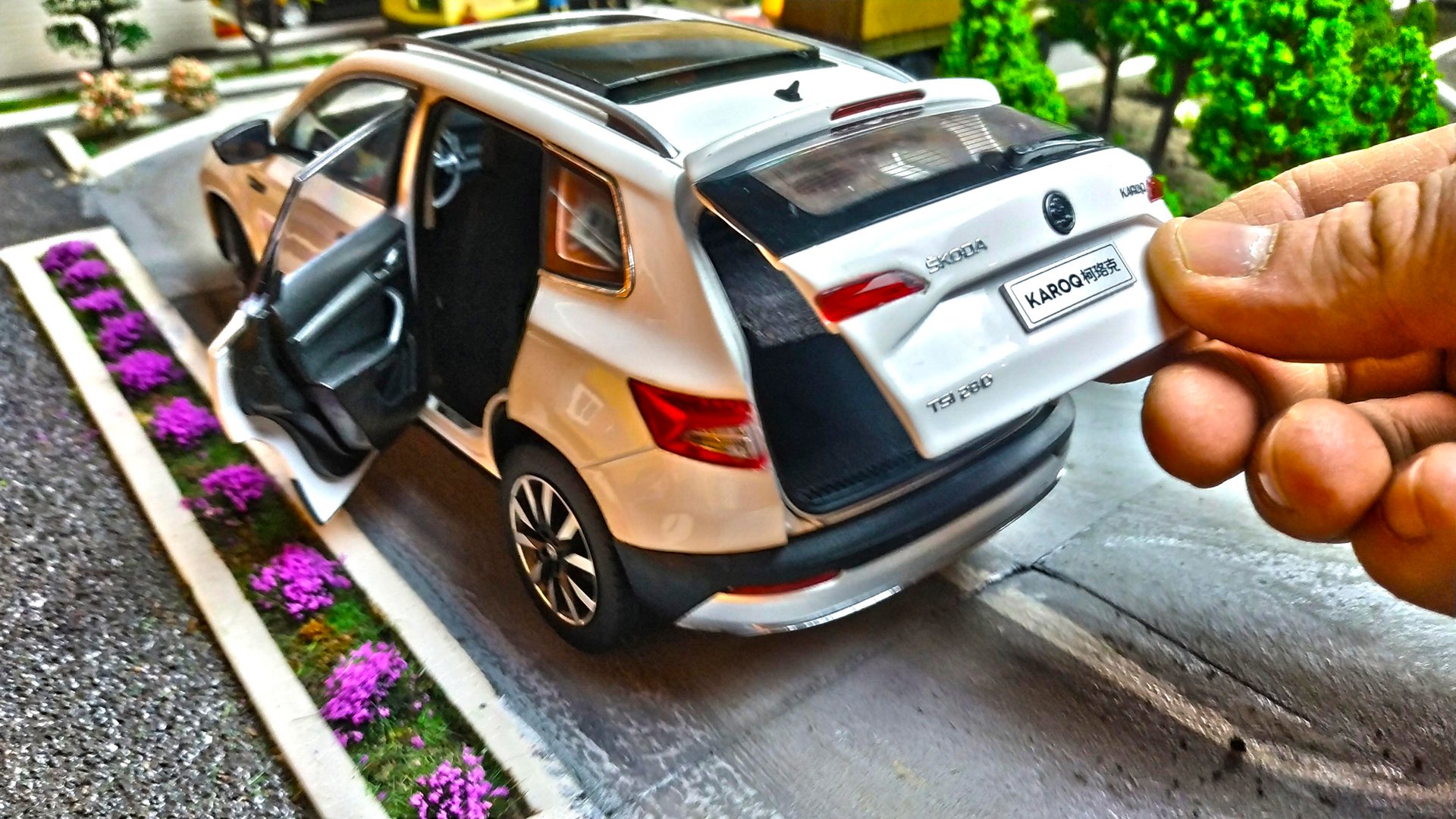 Моделька ШКОДА / SKODA KAROQ открывается все масштаб 1/18