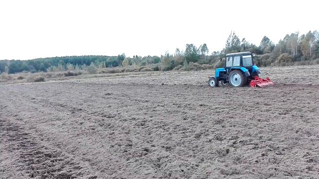 Первая обработка сенакоса трактором мтз 82.1 и почва фреза БТЗ-1'8 смотреть онлайн