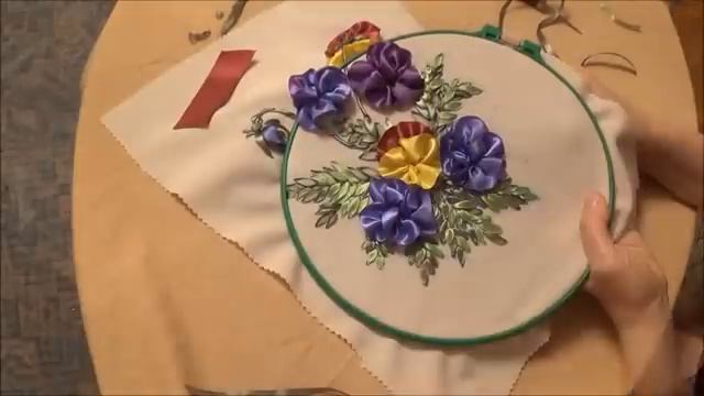 Анонс. Вышивка лентами Анютины глазки. смотреть онлайн