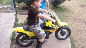 Мальчик на мотоцикле врезался в забор. The boy on the bike crashed into a fence.