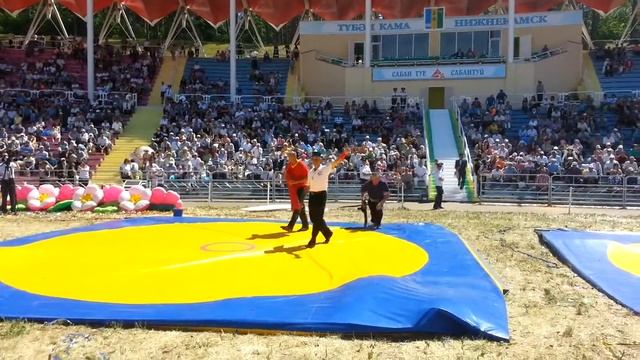 Tatar wrestling at Sabantuy in Tuben Kama (Nijnikamsk) смотреть онлайн