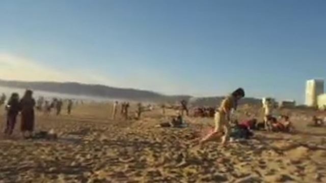 mucha jente en la playa смотреть онлайн