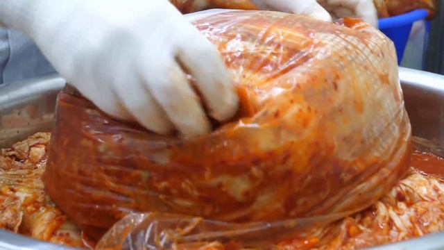 15평에서 시작해 이제는 전국 90개 매장! 김치찜 공장의 압도적인 수비드 김치찜 Korean kimchi stew mass making - Korean food factory смотреть онлайн