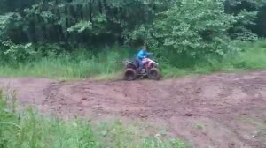 Дрифт по грязи на квадроцикле