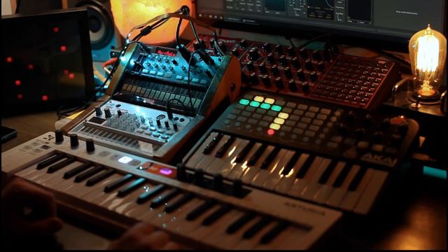 Retro Vibes with Korg Volca FM and MonoPoly VST synth смотреть онлайн