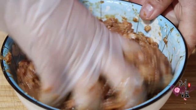 调白菜饺子馅，直接用盐杀白菜就错了，教你饭店独家秘方，太香了【刘姐厨房 Magic Food】 смотреть онлайн