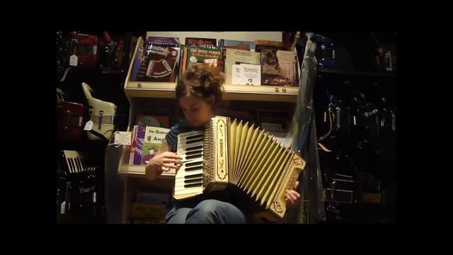 1210 - Cream Vintage Hohner MM 12 $295 смотреть онлайн