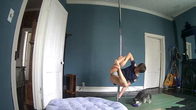 Just Be Happy and Play on the Pole and Dance смотреть онлайн