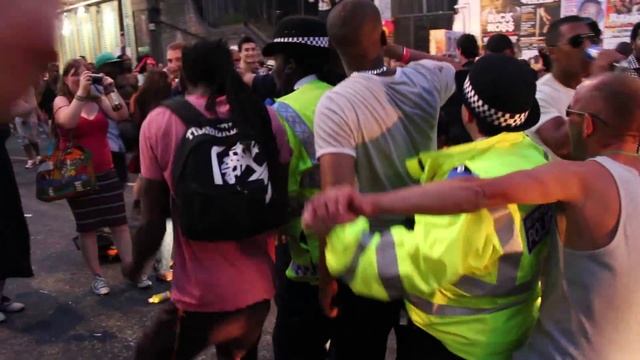 Notting Hill Carnival 2013 POLICE DANCING ! ! смотреть онлайн