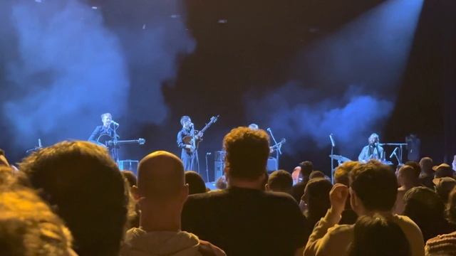 Big Thief addresses the balcony (Adrianne solo) смотреть онлайн