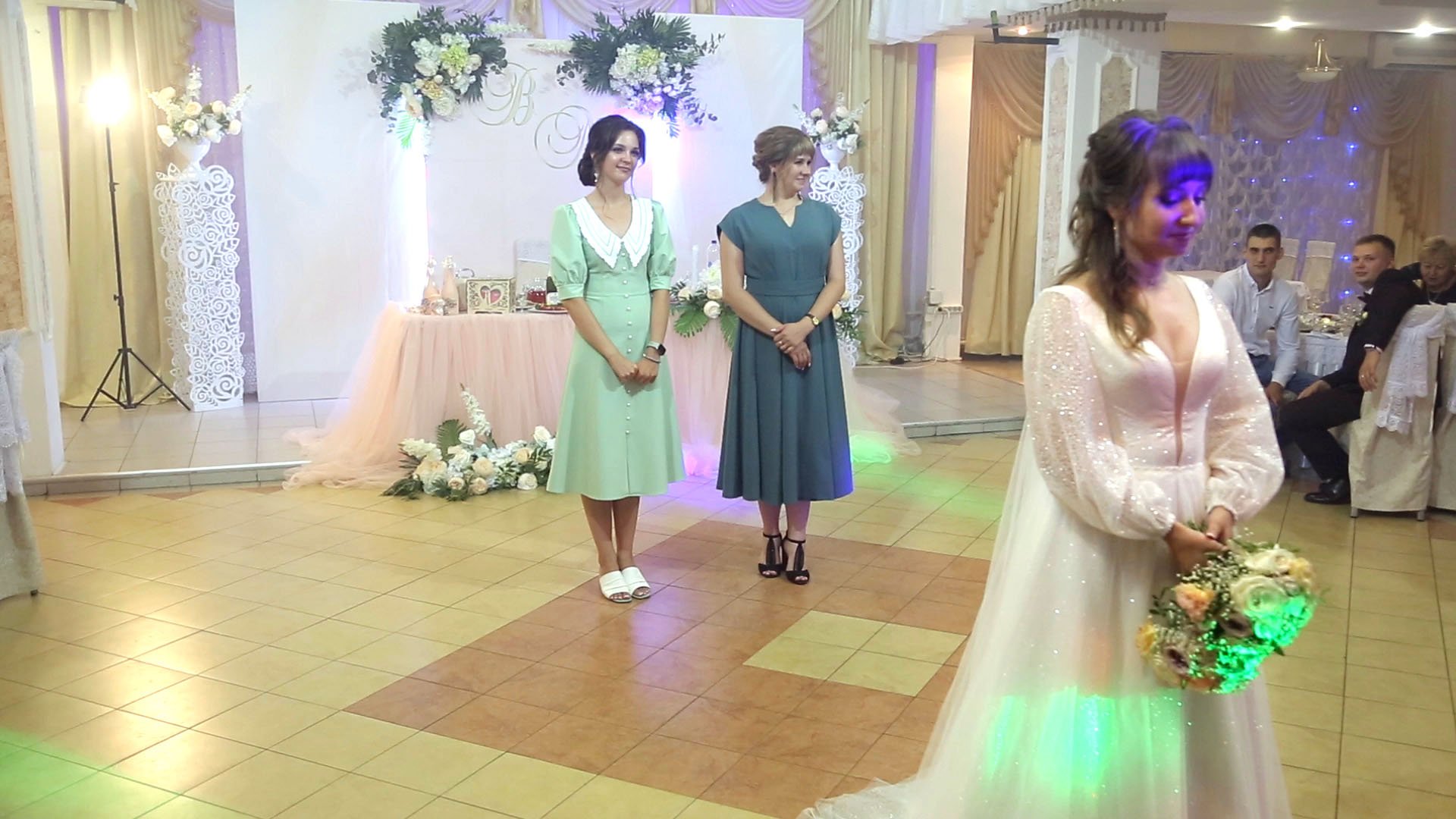 Неожиданно букет невесты достался двум девушкам смотреть онлайн