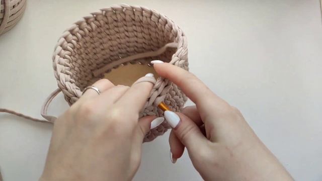 вязаная корзина крючком с деревянным донышком и резной крышкой смотреть онлайн