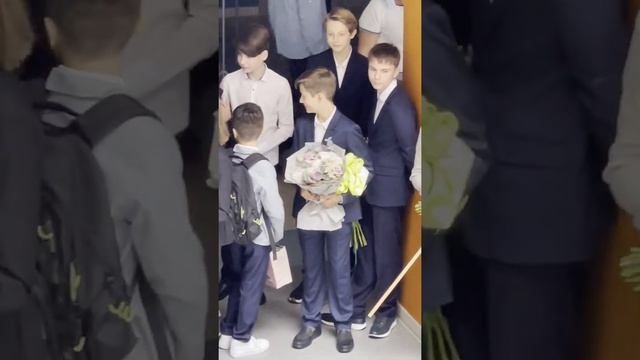 1 сентября, школа "Мир Знаний". Трогательная встреча после каникул) смотреть онлайн