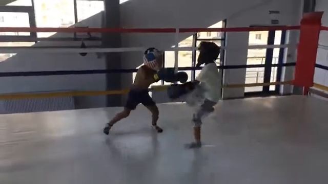 Актау. Кикбоксинг. Даниель в синих шортах. Первые тренировочные спаринги.