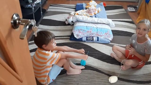 Дети...вяжут...везде и всюду)).Смешное название и почти неприличное. смотреть онлайн