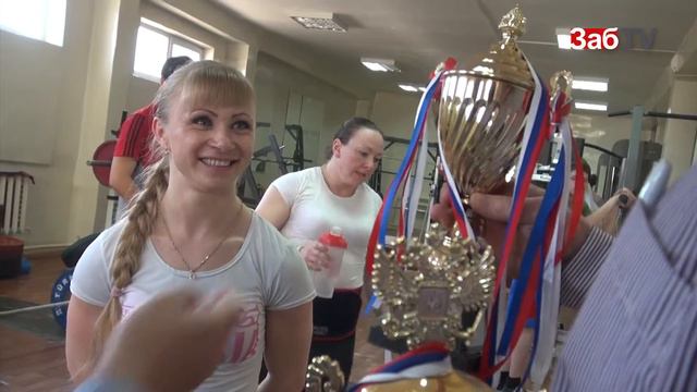 157 килограммов поднимает лучшая спортсменка Забайкалья смотреть онлайн