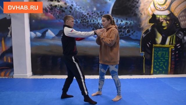 Как девушке подсечь нападавшего на нее парня