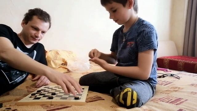 ВЕСЕЛО ИГРАЕМ В ШАШКИ! смотреть онлайн