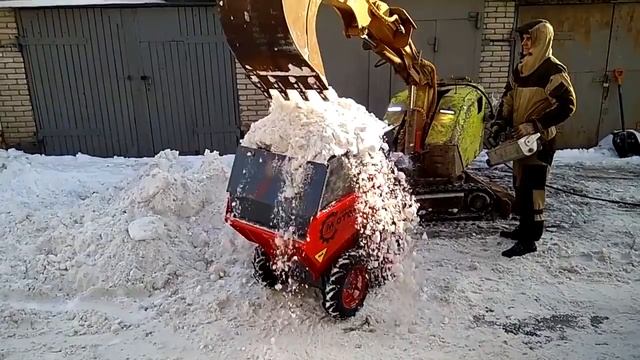 Мини самосвал Мотомул вывозит снег с прицепом