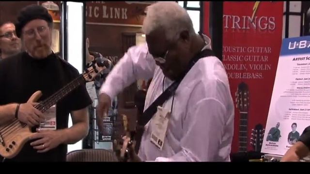 Abraham Laboriel, Daniel Ho, Steve Billman playing Kala Ukulele and UBass at NAMM, 2012 смотреть онлайн