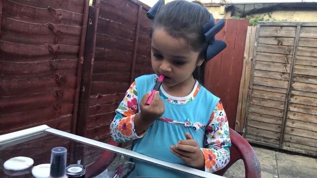 Марьям распаковывает и играет с игрушечной косметикой ?? Maryam unpacking pretend makeup play set смотреть онлайн