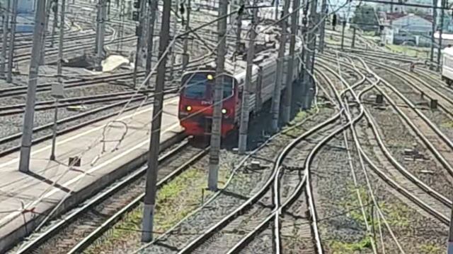 Электропоезд ЭД4МК-0030/1010 прибывает на станцию Новосибирск-Главный смотреть онлайн