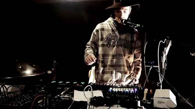 Multi-instrumental Live Looping, Boss RC505, Novation Circuit, Dawless, Trip-hop ?