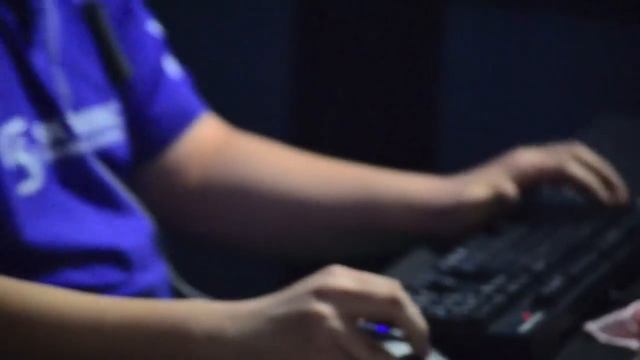 Starcraft 2 players at the Keyboard смотреть онлайн