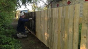 Монтаж забора на даче и покраска отработкой. 2014
