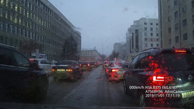 Быдло на мерседесе внаглую лезет в мой ряд. смотреть онлайн