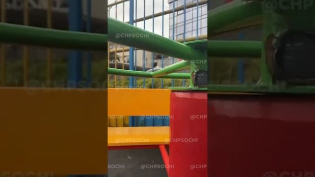 Ребенку отрезало палец на детской площадке в Сочи смотреть онлайн