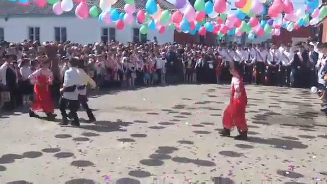 Танец "Валенки " на выпускном в МКОУ Сг.Хасавюрт смотреть онлайн