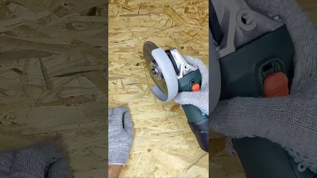 Как открутить диск на болгарке без ключа? #Shorts смотреть онлайн