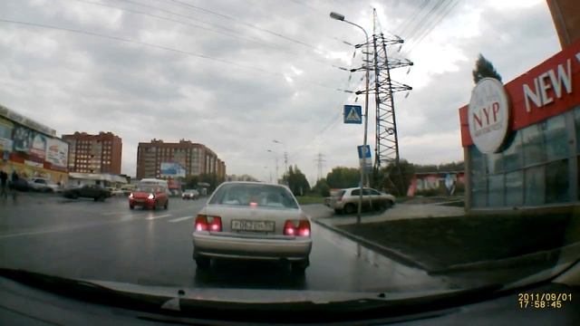 Чуть не наехал на пешехода смотреть онлайн