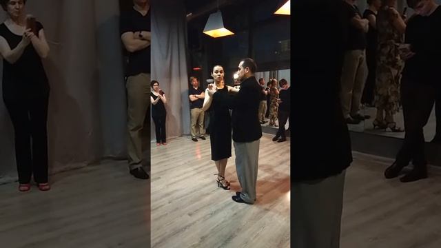09 Шаги, работа корпуса Начальный итог урока танго — Эльвира и Себастьян смотреть онлайн