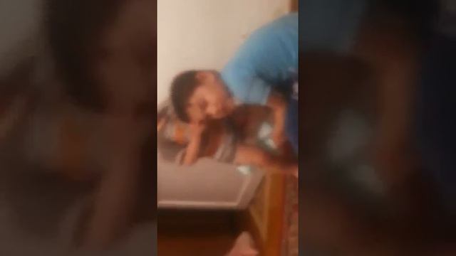 Я и моя маленькая сестренка.. вот так надо одевать памперс смотреть онлайн
