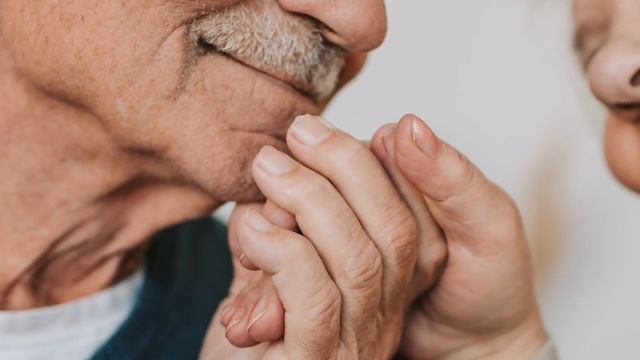 На зоне подшутили над 79-летним дедом, сделав его петухом. Но стоило старику снять свой парик... смотреть онлайн