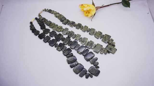 Колье змеевик натуральный 62 см бусы ожерелье уральские самоцветы камни 3826 Хорошие Вещи