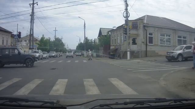 Бабушка в ужасе Побежала быстрее машины|Водятлы за рулём смотреть онлайн