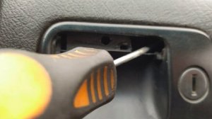 Как открыть бардачок если сломалась ручка? Volkswagen Vento, Golf 3
