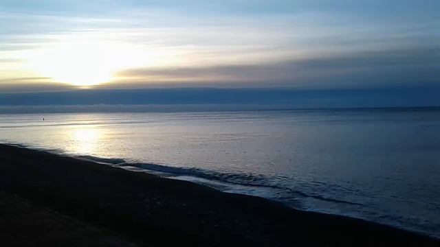 Выход солнца над море, спокойное Чёрное море зимним утром в Крыму 8 утра смотреть онлайн