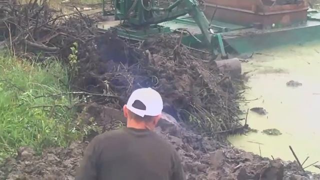 Начало очистки пруда от корней и кустарника. Восстановление водоема в Раменском районе. смотреть онлайн