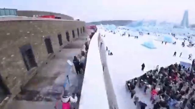 Источник: china_heihe В Харбине люди стоят в гигантской очереди, чтобы скатиться с горки смотреть онлайн