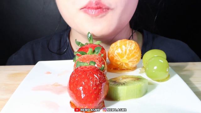 ASMR CANDIED FRUITS 과일 탕후루 🍓🥝🍊🍇TANGHULU EATING SOUNDS MUKBANG смотреть онлайн