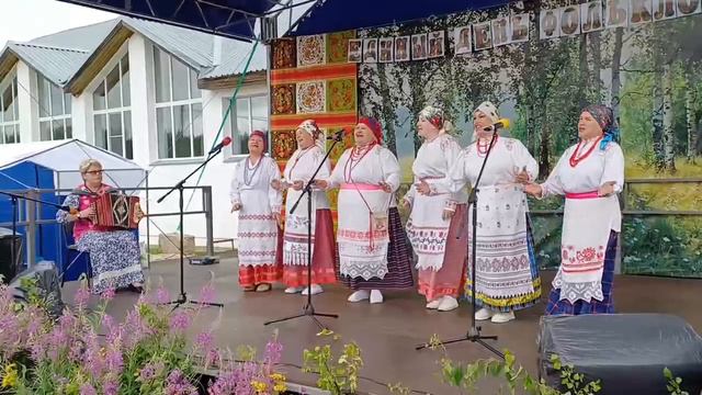 А вот фрагмент выступления ансамбля "Калинка" с сегодняшнего районного праздника! смотреть онлайн