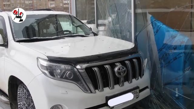 Сотрудник официального дилера Toyota въехал в здание автосалона на Land Cruiser Prado клиента смотреть онлайн